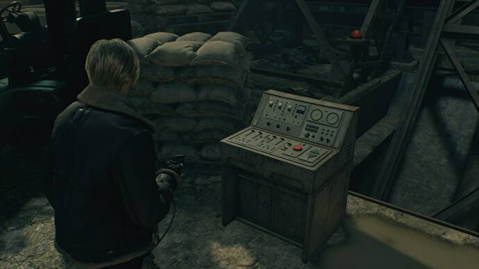 Леон смотрит на панель управления в Resident Evil 4 Remake
