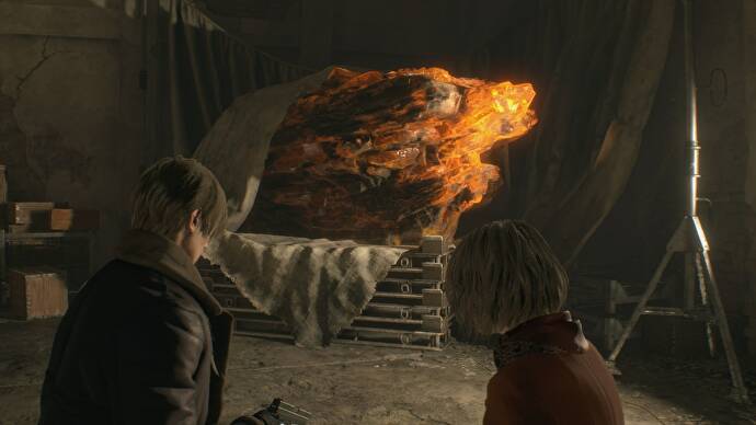 Леон и Эшли смотрят на большой камень янтаря в Resident Evil 4 Remake.